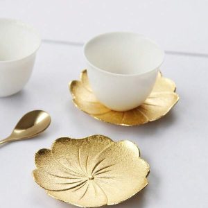 1pc Lotus Shaped Metal Coaster, Luxury Creative Style, Golden Color, Embossed Craft, Suitable For Insulation, Tea Tray, Plate, Halloween, Christmas Gold